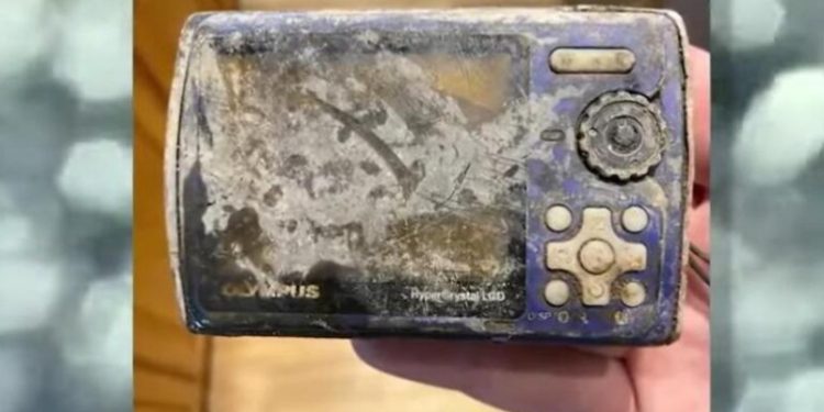 Gjendet aparati fotografik pas 13 vitesh në fund të ujit nga peshkatari!