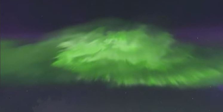 Pamje spektakolare, qielli i Finlandës mbulohet nga aurorat shumëngjyrëshe