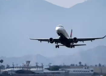 Ndodh edhe kjo, pasagjeri hap derën e aeroplanit pak çaste para se të nisej