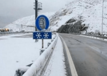 Korça mbulohet nga bora, vështirësi në qarkullim paraqiten gjatë mëngjesit