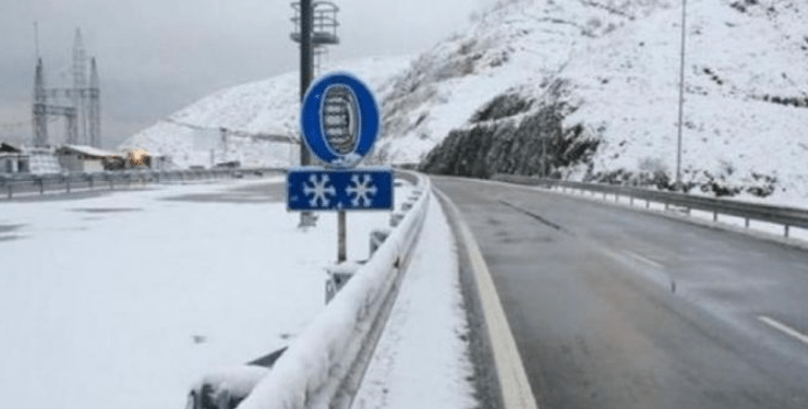 Korça mbulohet nga bora, vështirësi në qarkullim paraqiten gjatë mëngjesit