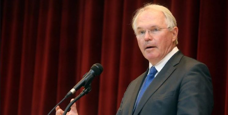 Hill: Nëse Serbia duhet të pijë pilulën e hidhur, më mirë është që ta bëjë tani