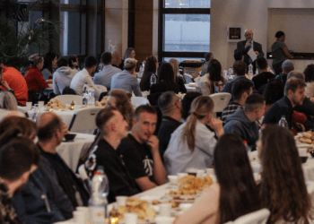 Ambasadori i SHBA-së në iftar: Kosova mbetet kampione e lirisë fetare