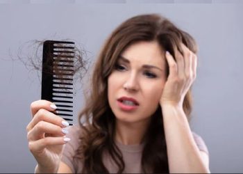 Disa nga arsyet që flokët mund të na bien vazhdimisht!