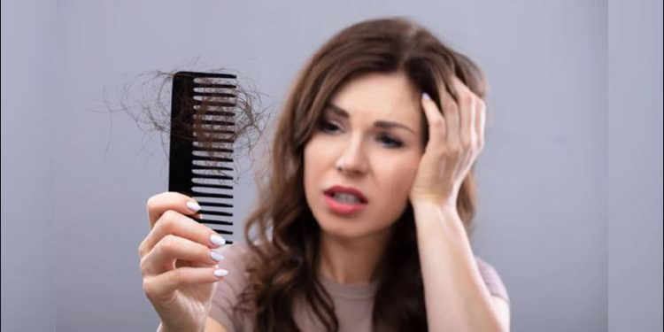 Disa nga arsyet që flokët mund të na bien vazhdimisht!