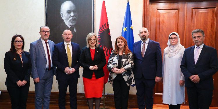 Kryetarja e Kuvendit të Shqipërisë takon deputetët nga Kosova, këto çështje diskutohen në takim