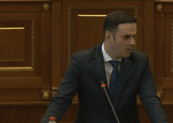 E papritur, Abdixhiku i reciton poezi Kurtit në Kuvend