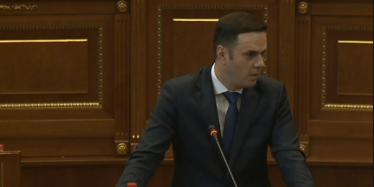 E papritur, Abdixhiku i reciton poezi Kurtit në Kuvend