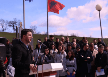 Krasniqi homazhe në Izbicë: Në këtë përvjetor të dhembjes thërrasim për drejtësi!