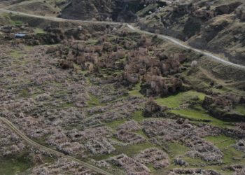 Qyteti i zhdukur del në sipërfaqe pas rënies së nivelit të ujit