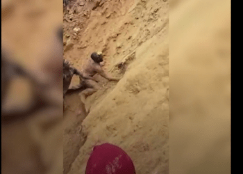 Momenti kur minatorët gërmojnë me duar për të shpëtuar nga rrëshqitja e dheut