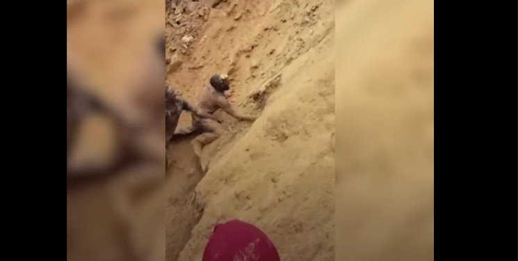 Momenti kur minatorët gërmojnë me duar për të shpëtuar nga rrëshqitja e dheut