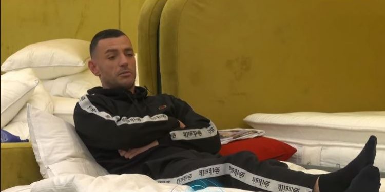 Stresi: Xhuli i ka puthur këmbët Vedatit, i cili e uli më së shumti në BBVK!