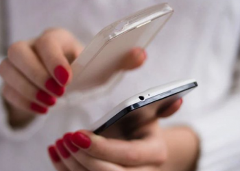 Pse nuk duhet të mbushni telefonin me kasën e vendosur?