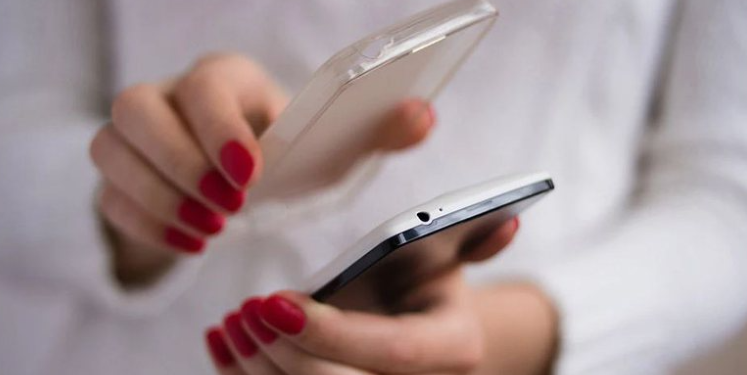 Pse nuk duhet të mbushni telefonin me kasën e vendosur?