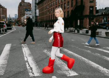 Çizmet e kuqe të çuditshme kthehen në trendin më të ri të veshjeve
