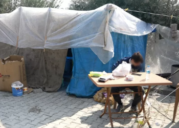 Tërmeti në Turqi, të mbijetuarit jetojnë me frikë në rrugë