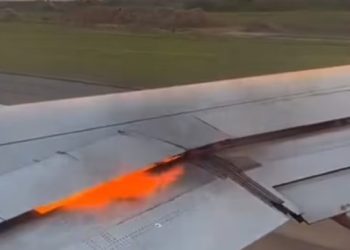 Momenti kur motori i avionit shpërthen në flakë derisa ishte në ajër