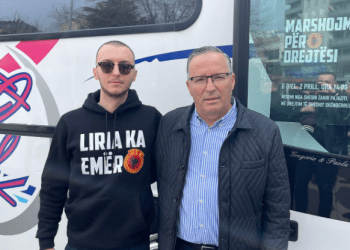 Hamza bashkë me qytetarë të Mitrovicës niset për të marshuar për drejtësi