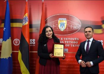 Osmani nderohet me Çelësin e Qytetit të Tetovës