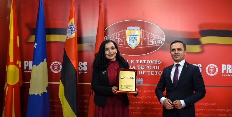 Osmani nderohet me Çelësin e Qytetit të Tetovës