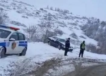 Bora “bllokon” rrugën e Arbërit