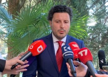 Abazoviq-liderëve kosovar: Merreni shembull Malin e zi për statutin e kishes