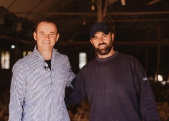 Faton Peci viziton fermerin që u kthye nga Londra: Punëtor pasionant dhe krenar