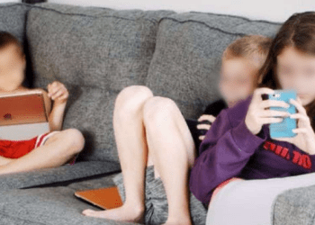 Çfarë duhet të bëjnë prindërit nëse fëmijët janë të fiksuar pas telefonit?