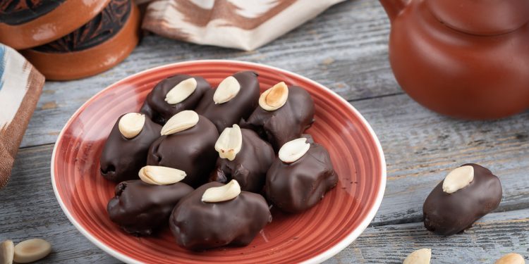 Hurma të mbushura në çokollatë