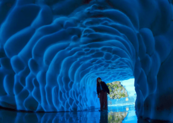 Një korridor mahnitës dëbore 20 metra i thellë rihapet për vizitorët në Japoni