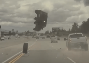 Momenti kur goma ia hup kontrollin dhe makina “fluturon” në ajër