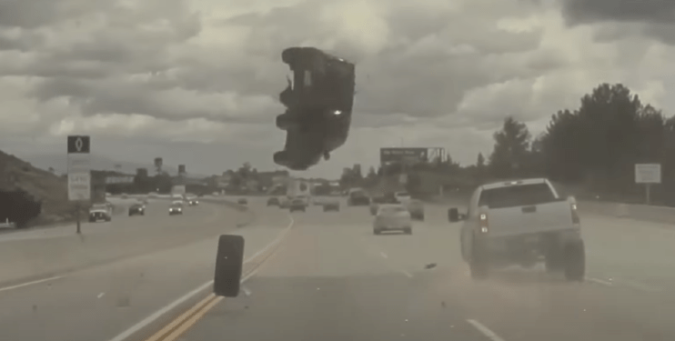 Momenti kur goma ia hup kontrollin dhe makina “fluturon” në ajër