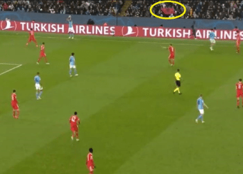 Flamuri kuq e zi shpaloset para mijëra shikuesve në stadiumin “Etihad”