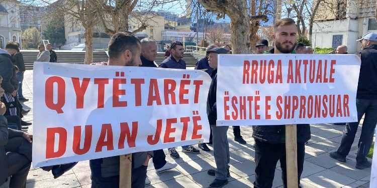 Dhjetëra banorë të Klinës protestojnë para Qeverisë së Kosovës