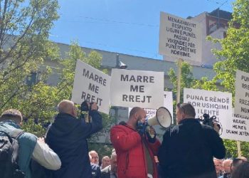 Punëtorët e KEK-ut protestojnë për rritje pagash: Marre me rrejt!