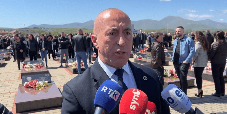 Haradinaj bën homazhe në Kompleksin Memorial në Mejë