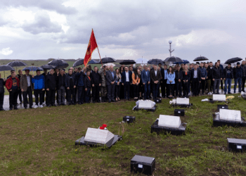 Nura, Lushtaku dhe shumë bashkëluftëtarë bëjnë homazhe te busti i Ilaz Kodrës