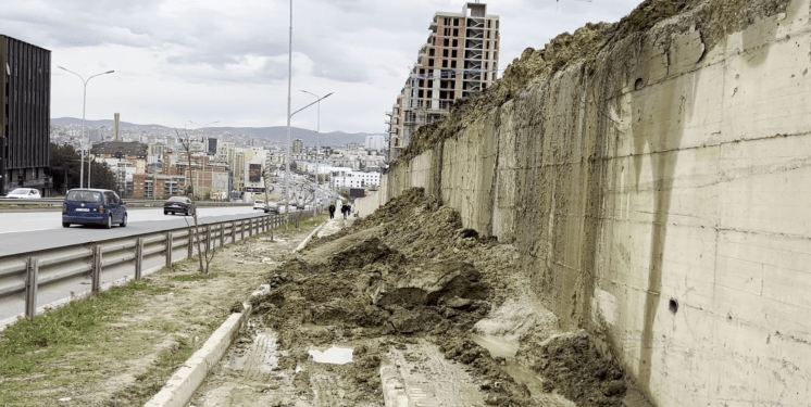 Shembja e dheut në Veternik ua pamundëson qarkullimin qytetarëve