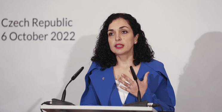 Presidentja: Të vrarët e Mejës janë viktima të gjenocidit serb të kryer në Kosovë