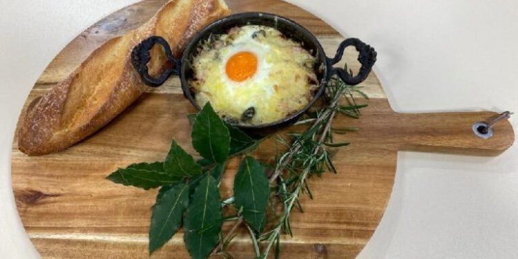 Tavë dheu me sallam pikante