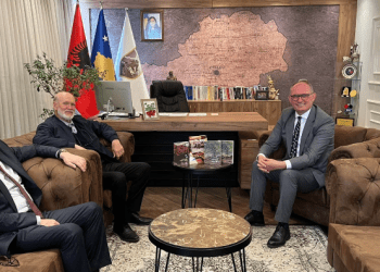 Kryetari i Ferizajt pret në takim veprimtarin kombëtar, Martin Çunin