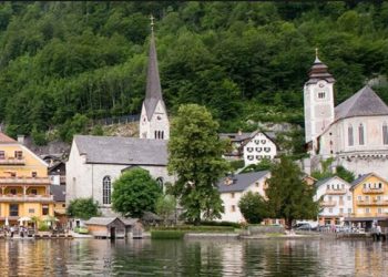 Vendi që ngriti një gardh druri për të bllokuar pamjen nga turistët