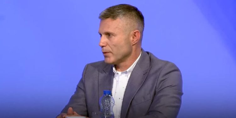 Ramadani: Vuçiq mbetet edhe më tej mbrapa organizimit të grupeve kriminale në veri