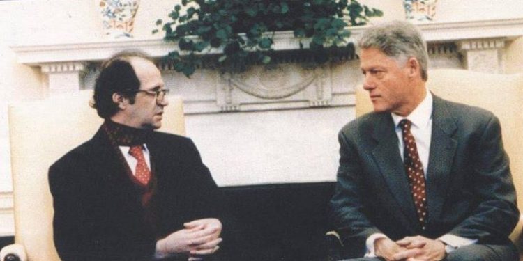 Cila ishte porosia që ia dha Clinton-Rugovës, tregon Avni Spahiu!