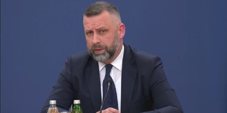 Partia e tij kërkoi dorëheqjen e Vuçiqit, Jevtiq: Obradoviq është si Kurti
