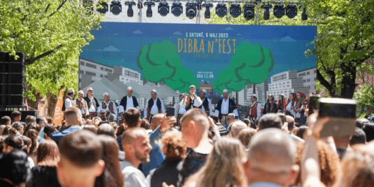 “Dibra n’Fest” bashkon qytetarë e artistë nga shumë vende shqiptare