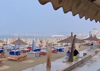 Shqipëri, moti i ftohtë i mban larg plazheve pushuesit