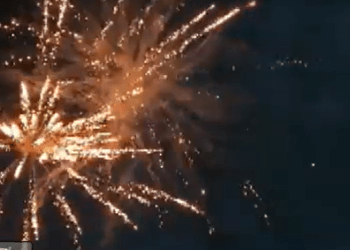 Festë në Kamëz, simpatizantë të PS festojnë me flamuj e fishekzjarre