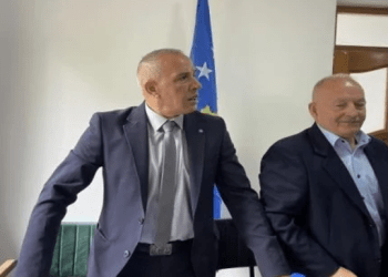 Kryetari i Zubin Potokut arrin të hyjë brenda objektit të komunës